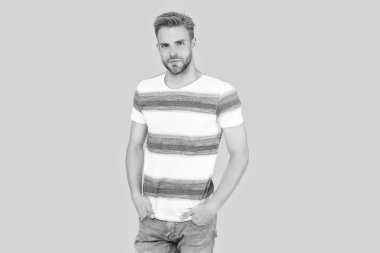 Bin yıllık insan portresi. Modayı takip eden bir adam iyi görünen bir portre için poz verir. Sarı arka planda izole edilmiş sakallı genç adam. şık bir stüdyo resmi..