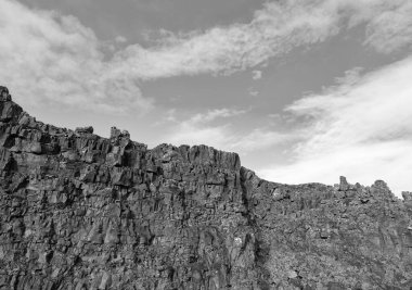 Doğadaki jeolojik oluşumlar. Jeoloji manzaraları şekillendirir. Volkanik dağ taşı. Dağ manzarası. Jeoloji konsepti. Jeolojik volkanik kaya sırtı. Dağ doğası.