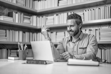 Sınıfta öğretmenin online eğitimi. Öğretmenler günü. Öğretmen çevrimiçi eğitim sunuyor. Online okul eğitimi. Estonya 'da dersteydim. Dijital sınıf. Sanal öğrenme.