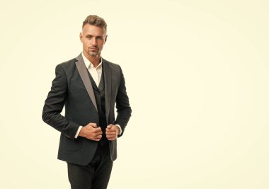 Resmi smokinli kır saçlı adam kopyalama alanı olan beyaz üzerine izole edilmiş..