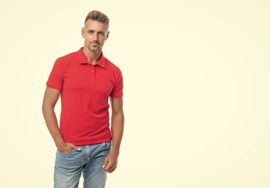Beyaz arka planda izole edilmiş kırmızı tişörtlü, kır saçlı karizmatik bir adam..