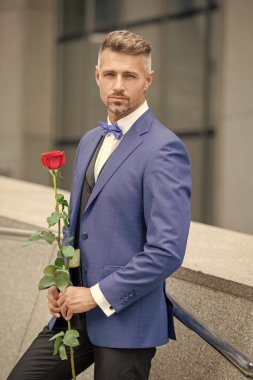 Teklif konsepti Karizmatik smokin giyen adam evlenme teklifi için hazırlanıyor. Evlilik teklifinden önce erkek.