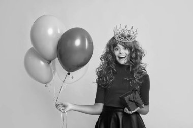 Sarı arka planda mevcut ve parti balonlu mutlu çocuk. Vay..