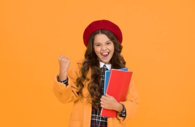 Yaşa! Öğrenci üniformalı mutlu çocuk. Sarı arka planda Fransız bereli bir çocuk. Şık bir genç üniversite öğrencisi. Ders için defteri ya da çalışma kitabı olan küçük bir kız. Eğitim konsepti. okul ve moda.