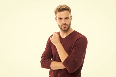 Beyazlar üzerinde izole edilmiş beyaz adam, kopyalama uzayı. Stüdyodaki beyaz adam. Arka planda beyaz adam var. Sakallı beyaz adamın fotoğrafı..