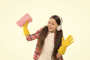 Yardıma ihtiyacım var. Temizlik malzemeleri. Sarı lastik eldivenli küçük kız kulaklıkları. Pazar gününüz kutlu olsun. Oda servisi yaparken müzik dinlemek. Ev halkını daha neşeli yap. Çocuk eğleniyor. Endişeleri temizliyorum..