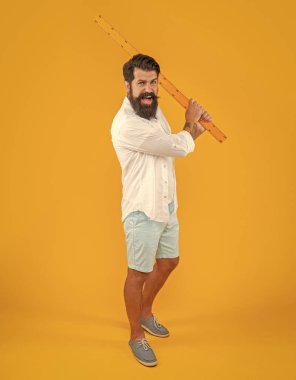 Agresif adam okul yöneticisiyle sarıda yalıtılmış. Stüdyoda okul yöneticisi var. Arka planda okulun yöneticisi var. Man Hold okul hükümdarının fotoğrafı..