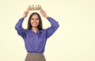 İş başarısı ve ödül. Başarılı liderlik işi başarıya götürür. Formalite ve taç giymiş hırslı bir iş kadını. Tacıyla başarılı bir iş kadını. Boşluğu kopyala.