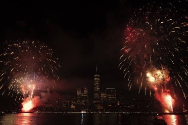 New York Manhattan havai fişekleri arifesinde. Manhattan 'da havai fişekler. New York 4 Temmuz Havai fişekleri. Flashing Fireworks ile New York City Skyline Manhattan. Bağımsızlık Günü