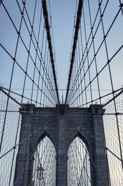 Amerika 'da Brooklyn Köprüsü. New York 'taki Brooklyn Köprüsü. Metropolis 'teki gökdelenlerin üzerindeki Brooklyn Köprüsü' nün muhteşem manzarası. New York 'un Brooklyn Köprüsü. Mimari mucize..