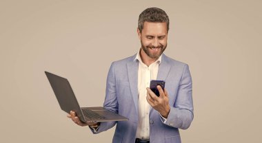 İş başarısı. Bilgisayarda iş adamı iletişimi. Çevrimiçi çalışan serbest çalışan biri. Serbest blog yazarı. Uzaktan kumanda serbest çalışıyor. İş adamı, ofis elbisesi içinde dinleniyor. Yerel iş.