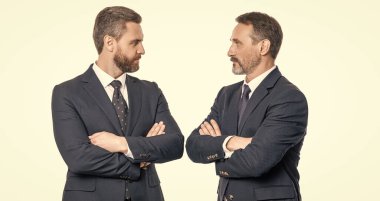 Çalışanı olan profesyonel bir işletme müdürü. Hırslı iş adamı. Başarılı iş adamı. İş ortakları beyazlar üzerinde izole edilmiş. Takım elbiseli iki iş adamı. İş adamı, patron ve CEO. bir projeyi tartış.