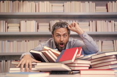 Kitaplı üniversite eğitimi. Okul öğretmeni eğitimi sever. Okul kütüphanesindeki kitap kurdu ineği. Üniversite profesörü öğrenme ve öğrenme. Okul eğitimi. Okula dönüyorum. Kitap okumak.