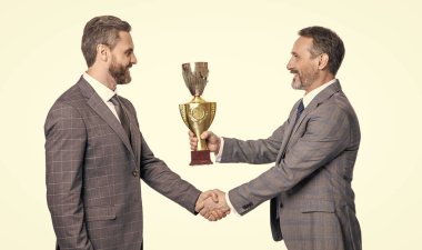 Şampiyon kupa ödülü. İş adamının başarılı liderliği. Şampiyon. İş adamı el sıkışma başarısı için ödüllendirildi. iş başarısı ve ödülü. Takım elbiseli iş adamı beyazları soyutladı.