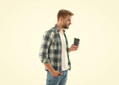 Stüdyoda kahve içen beyaz bir adam. Kafkasyalı bir adamın kahveli fotoğrafı. Beyaz kahve içen beyaz tenli bir adam. Arka planda kahve olan beyaz bir adam..