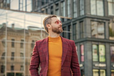 Ceketli, karizmatik beyaz adam tarzı bir fotoğraf. Beyaz adam tarzı açık havada. Sokakta beyaz adam stili. Kafkas erkek stili dışarıda..