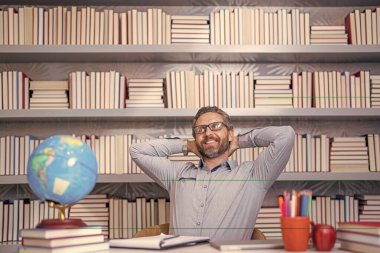 Okulda öğretmenler gününde bilgi ve eğitim alan rahat bir öğretmen..