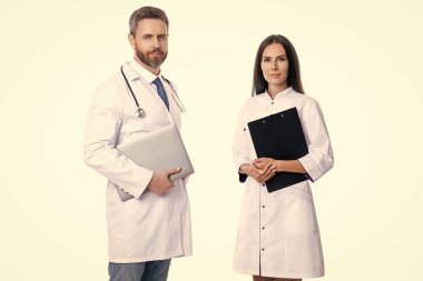 İlaç ve sağlık sigortası. Hastanedeki doktor. Doktorun reçetesi var. Doktor dahiliyecisi beyaz pano ile izole edilmiş. Hemşireye reçete yazan doktor. Reçeteli. hasta onayı.