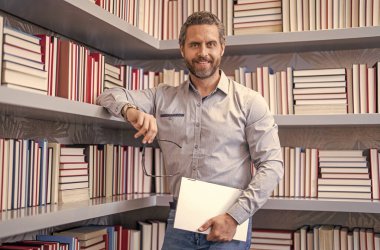 Mutlu bin yıllık üniversite öğrencileri. Okulda eğitim. Öğretmenim sınıfta. Okul kütüphanesi kitapla dolu. Kitapçıda erkek öğretmen. Bilgi ve eğitim kavramı. Öğretmenler günü. Okula geri dön.