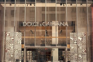 New York City, ABD - 11 Kasım 2023: Dolce ve Gabbana marka logo Manhattan, New York 'taki mağaza bölümünde.