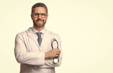 Steteskoplu gülümseyen bir doktor. Doktor beyazı izole etti. Tıp doktoru..