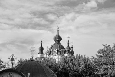 Kyiv 'deki St. Andrews Kilisesi. Kyiv 'deki Ortodoks Hıristiyanlık Kilisesi' nde kupa ve haçlarla.