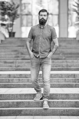 Sakallı adam aşağıda yürüyor. Sakallı bir adam. Kafkasyalı adam dışarıda..