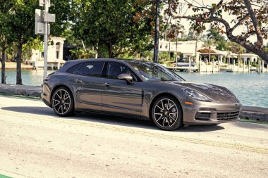 Miami Beach, Florida ABD - 15 Nisan 2021: gri Porsche Panamera, yan görünüm.