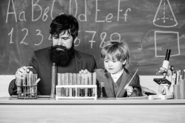 Bilişsel süreç. Okula dönelim. Kimya deneyi. Öğretmen çocuk test tüpleri. Çocuk bilişsel gelişimi. Kavramsal kavram. Tecrübe yoluyla bilgi edinen zihinsel bir süreç. Bilişsel beceri.