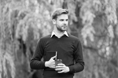 Genç yakışıklı adam kahve molası veriyor..