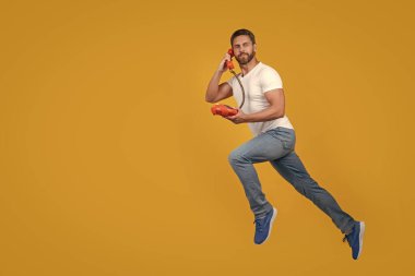 Adam havada telefonla koşuyor. Sarı stüdyo geçmişinden izole edilmiş bir adam arıyor. Adamın acil çağrısı var..
