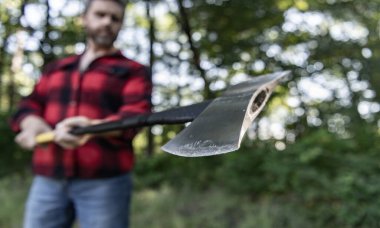 Odun kesiyorum. Keskin bıçak. Vahşilik ve erkeklik. Baltalı oduncu seçici odaklı. Acımasız oduncu. Oduncu tarzı. Baltalı bir adam. Balta insanın elinde odun kesiyor..