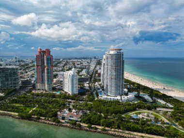 Miami 'nin silüeti. Miami güney sahili hava manzaralı. Şehrin gökdelen mimarisi ve marinası. Miami, Florida 'nın gökyüzü manzarası. Şehrin mimarisi bu işte. Şehir merkezi ufuk çizgisi.