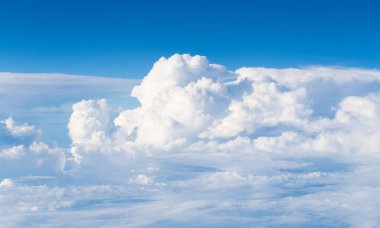 Bulutlar gökyüzünde. Bulutlar - Mavi gökyüzü ve beyaz bulutlar. Bulutlu güzel mavi gökyüzü arkaplanı. Mavi gökyüzünde beyaz kabarık bulutlar. Mavi gökyüzü ve beyaz gündüz bulutları.