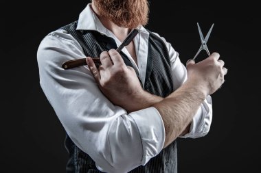 Siyah sakallı hippi berber. Berberdeki kuaförden sakal kesimi. Saç keserken makas ve retro bıçak kullanan yakışıklı berber. Modern berber saç kesimi. Kırpılmış görünüm.