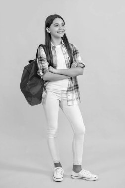 Genç kızlar için okul eğitimi. Sırt çantalı genç kız öğrenci. Bilgi almak için iyi çalış. Okul dersleri alıyorum. Bilgi günü. Kız çocuk eğitimi. Okula dönüyorum. Bilgi ediniliyor.