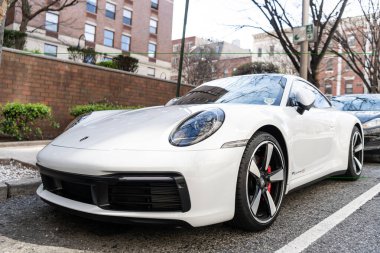 New York City, ABD - 31 Mart 2024: Porsche 992 açık hava, alçak görüş.