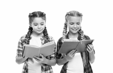 Arkadaşlıklarının günlüğü. Okula dönüyorum. Lise eğitimi. Kızlar günlük hakkında düşüncelerini paylaşıyorlar. Çocuk bilgisi. Üniversite öğrencileri. Okul kızları ve günlük defterleri. Hikayelerini okuyorlar.