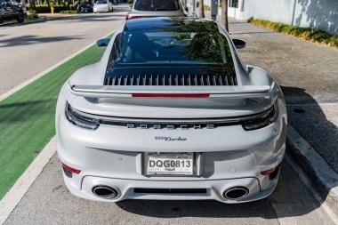Miami Beach, Florida USA - 9 Haziran 2024: Porsche 911 Carrera Turbo Miami plajında. Gri Orsche 911 Carrera Turbo