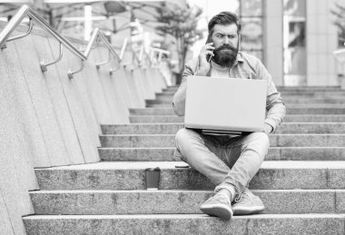 Dışarıdaki şok olmuş serbest çalışan adamın iletişimi. Serbest çalışan adamın kahve molasında iletişimi var. Serbest çalışan adamın dizüstü bilgisayarında iletişimi var. Serbest çalışan adamın dışarıdaki bilgisayarla iletişimi var..