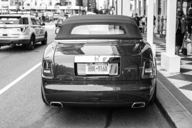 New York City, ABD - 7 Temmuz 2023: 2008 Rolls-Royce Phantom Drophead Coupe mavi araba park etmiş.