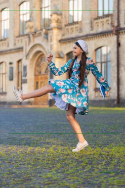 Bilgi ve eğitim. Okul eğitimi. Öğrenci hayatı. Genç kız okula geri dönüyor. Bilgi toplama günü. Okuldaki eğitim. Kız öğrenci dışarı atlıyor. 1 Eylül. Ders çalışma zamanı. Mevsimlik satış.