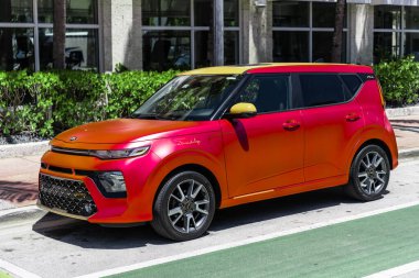 Miami Beach, Florida USA - 5 Haziran 2024 Kia soul red orange in ocean drive Miami Beach. Kia soul gt imzası özel Kore arabasıdır..