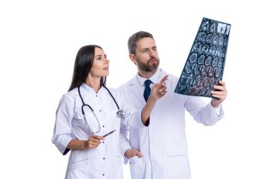 Tıp doktoru MR 'ı beyaza izole etti. Doktor beyin taramasında hasar ya da hastalık var mı diye bakıyor. Sağlık ve ilaç. Tıp konsepti. Doktor, nükleer ilaçların röntgenini çekin..