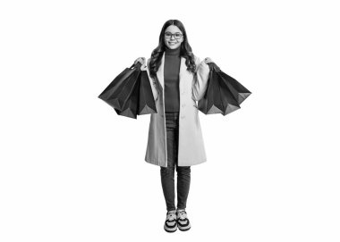 Başarılı bir alışveriş ve indirim teklifinden sonra alışveriş manyağı kız alışveriş torbası..