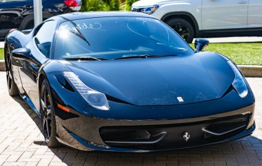 Seattle, WA, ABD -3 Temmuz 2024: 2014 Ferrari 458 Italia siyah rengi. Ön manzara. Ferrari lüks bir italyan üreticisi. Ferrari en pahalı arabalardan biridir..