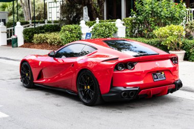 Miami Beach, Florida USA - 9 Haziran 2024: 2019 Ferrari Portofino 812 Miami plajında süper hızlı kırmızı. Ferrari lüks İtalyan markasıdır.