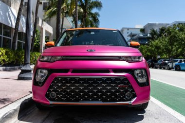 Miami Beach, Florida USA - 5 Haziran 2024 Miami Beach 'te Kia soul Pembesi. Kia soul gt imzası özel Kore arabasıdır..