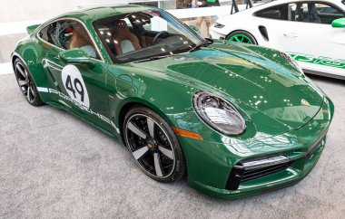 New York, ABD - 27 Mart 2024: Porsche 911 Sport Classic retro car. Yeşil renkli Porsche 911 Spor Klasik araba. New York Uluslararası Otomobil Fuarı 'nda klasik Porsche 911 Spor İzi..