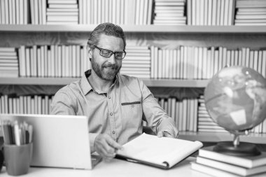 Öğretmenim okulda. İspanyol öğretmenle eğitim. Milenyel öğretmenlik eğitimi. Sınıfta ders veren adam. Öğretmenler günü. Okula dönüyorum. Kitapçıdaki zeki öğretmen. okul eğitimi.